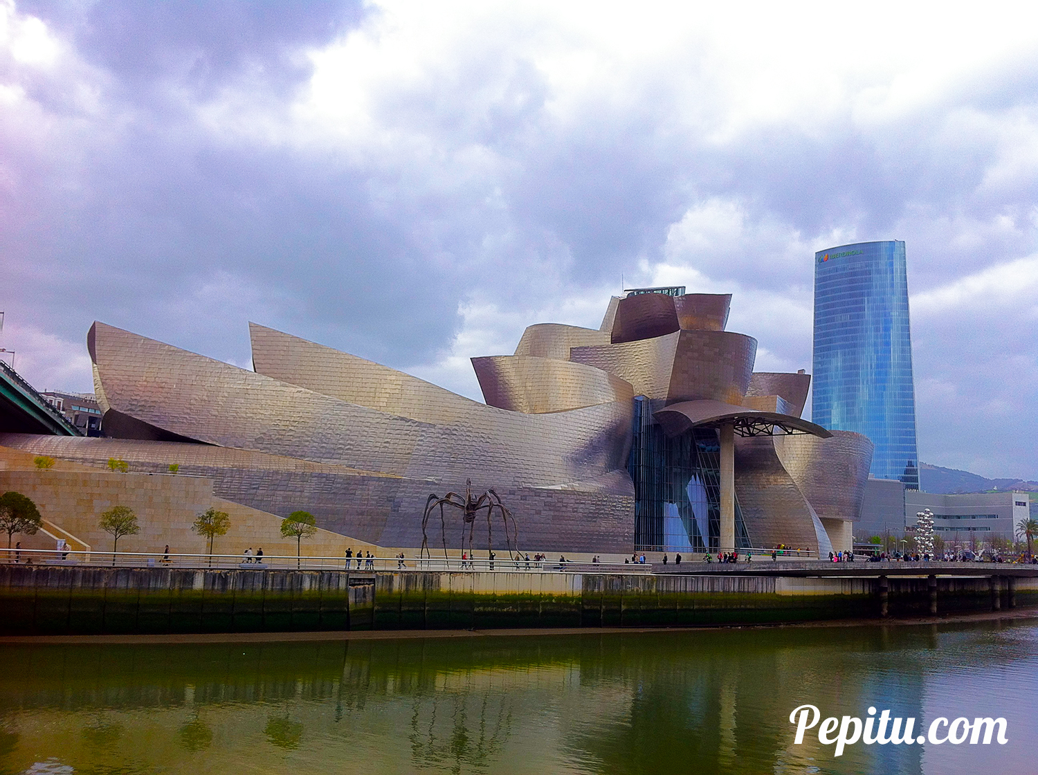 Foto-del-Museo-Guggenheim-y-torre-Iberdrola-en-Bilbao